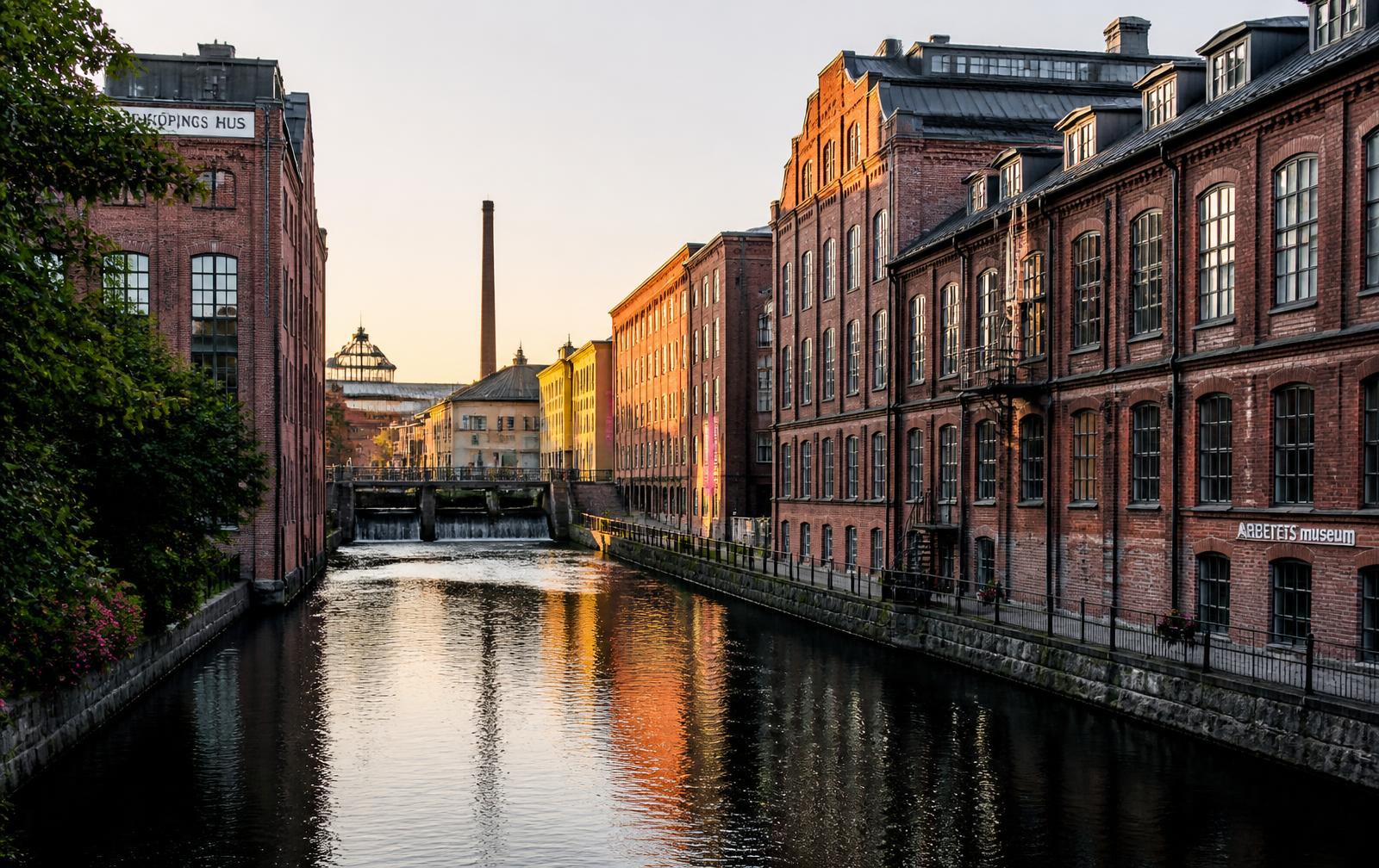 Norrköpings industrilandskap i kvällsljus